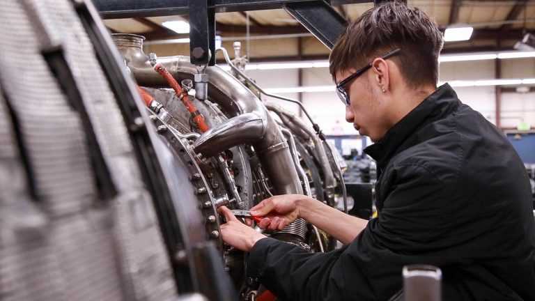 student taking an aviation maintenance technology course | Spartan College of Aeronautics and Technology