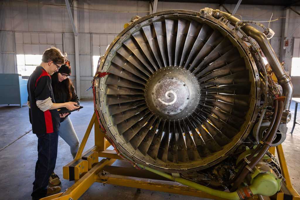 amt students looking at turbine engine